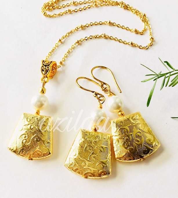Elegant pearl pendant gold plated chain necklace set