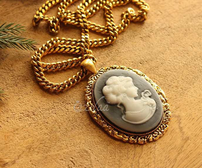 Vintage style Woman pendant designer necklace
